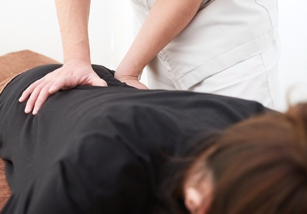 腰のマッサージを受けている画像